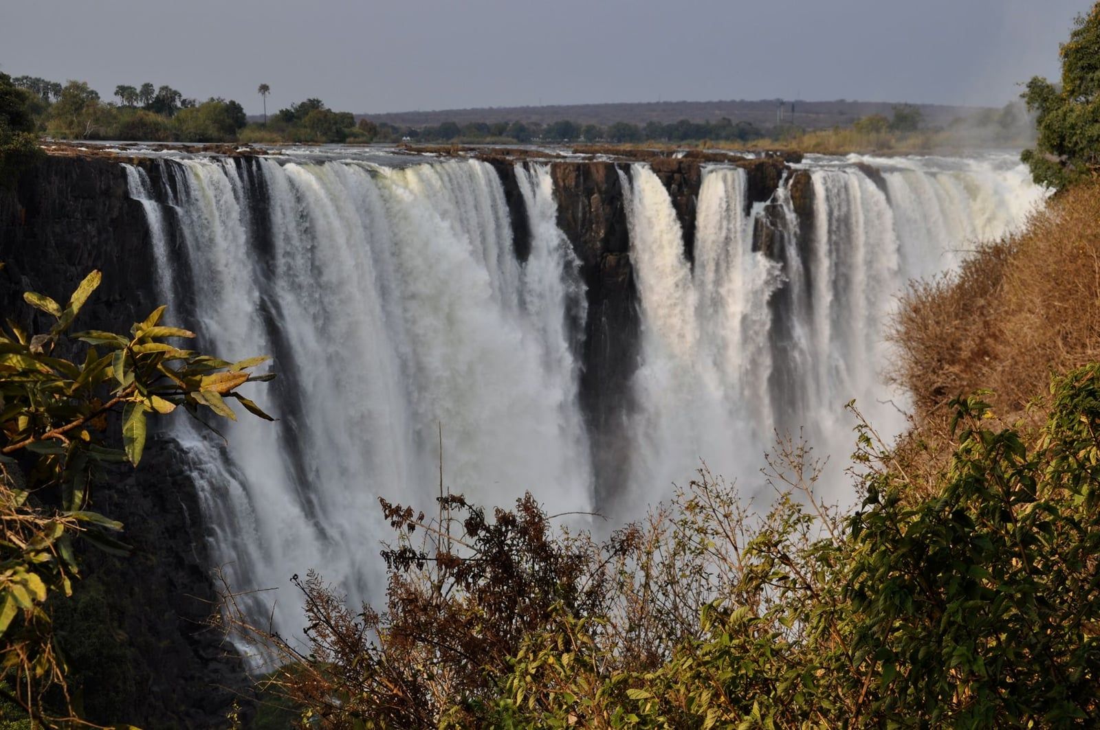 Les chutes Victoria se déversent avec puissance sur les falaises de basalte, une excursion facile à la journée depuis le parc national de Chobe.